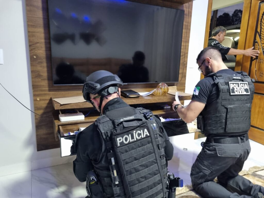 Policiais civis do Paraná cumprem mandados de busca. (PCPR)