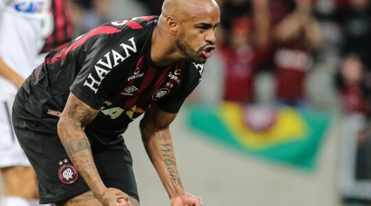 Thiago Heleno renova contrato com o Athletico