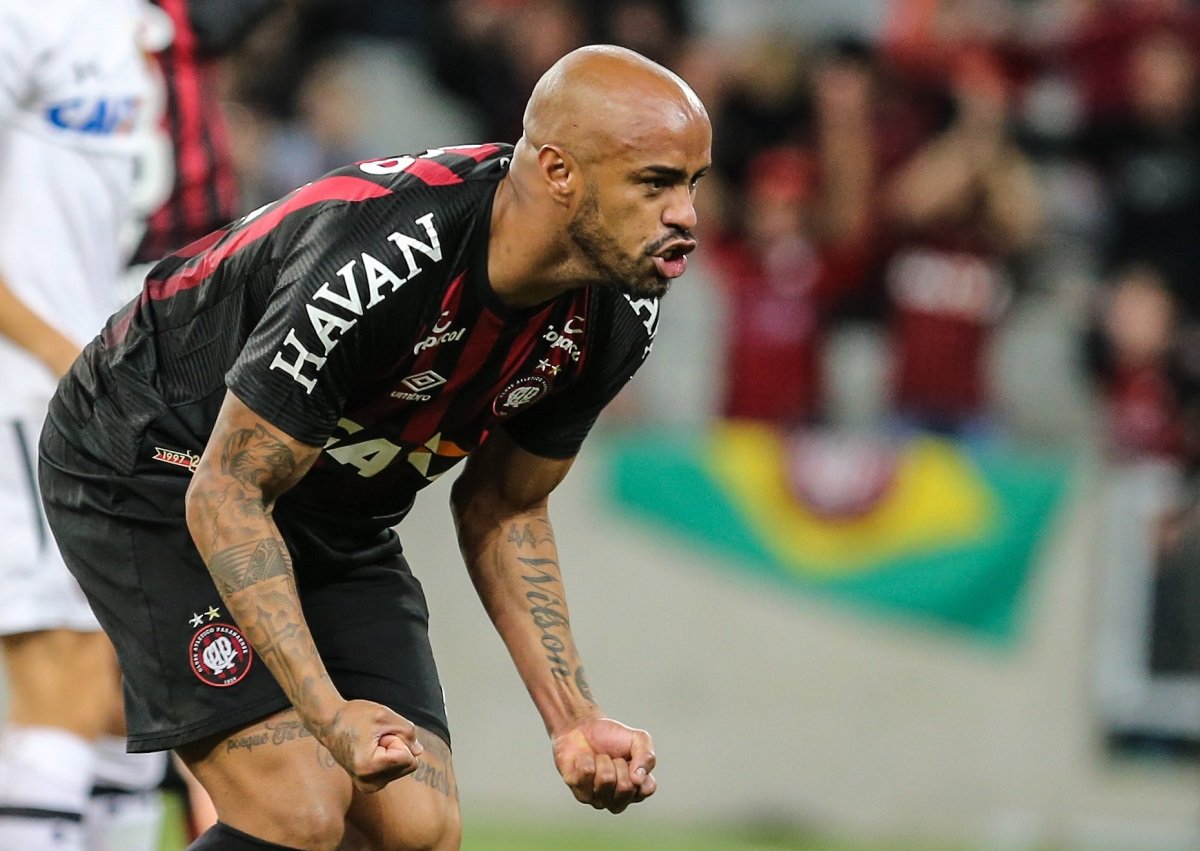 Thiago Heleno renova contrato com o Athletico