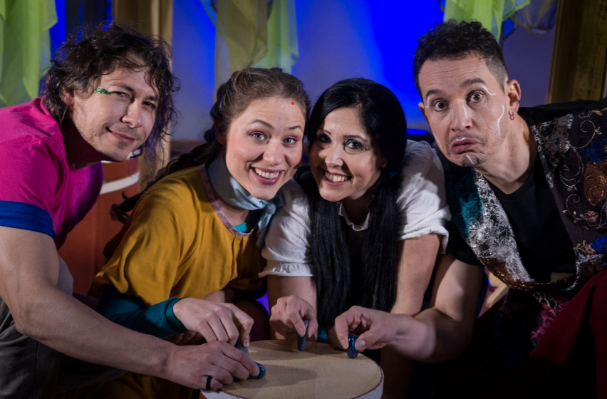 Foto do elenco da peça Olha d'água com quatro atores lado a lado