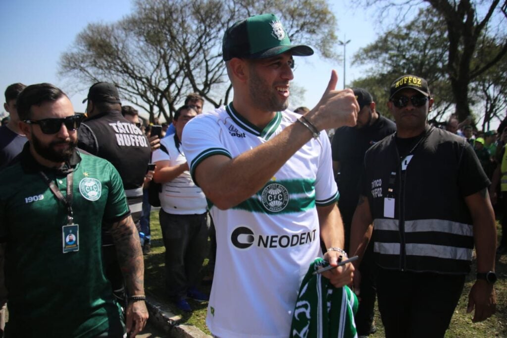 Slimani chega a Curitiba