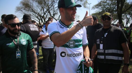 Slimani chega a Curitiba