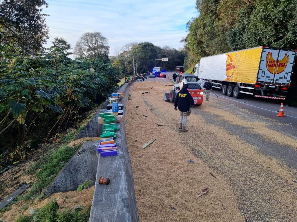 Caminhão carregado de soja se acidenta e revela carregamento de drogas escondido no meio dos grãos. (PRF-PR)