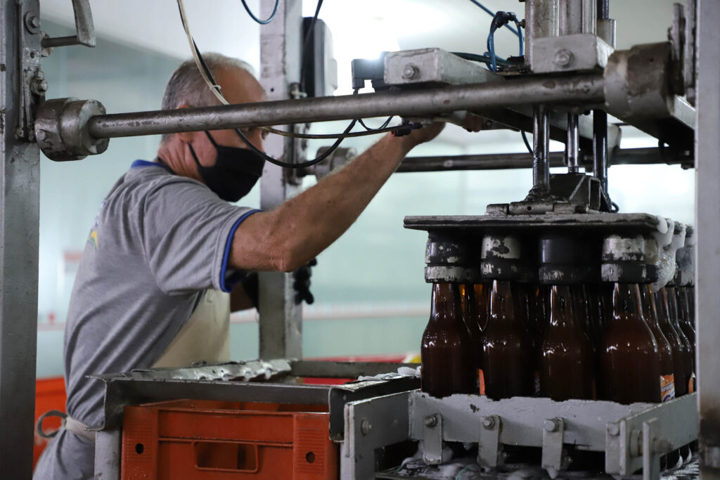 Trabalhador da indústria de bebidas. (José Fernando Ogura/AEN)