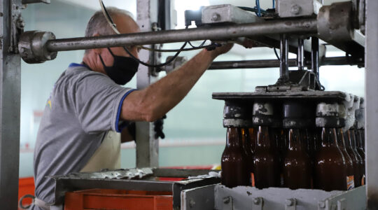 Trabalhador da indústria de bebidas. (José Fernando Ogura/AEN)
