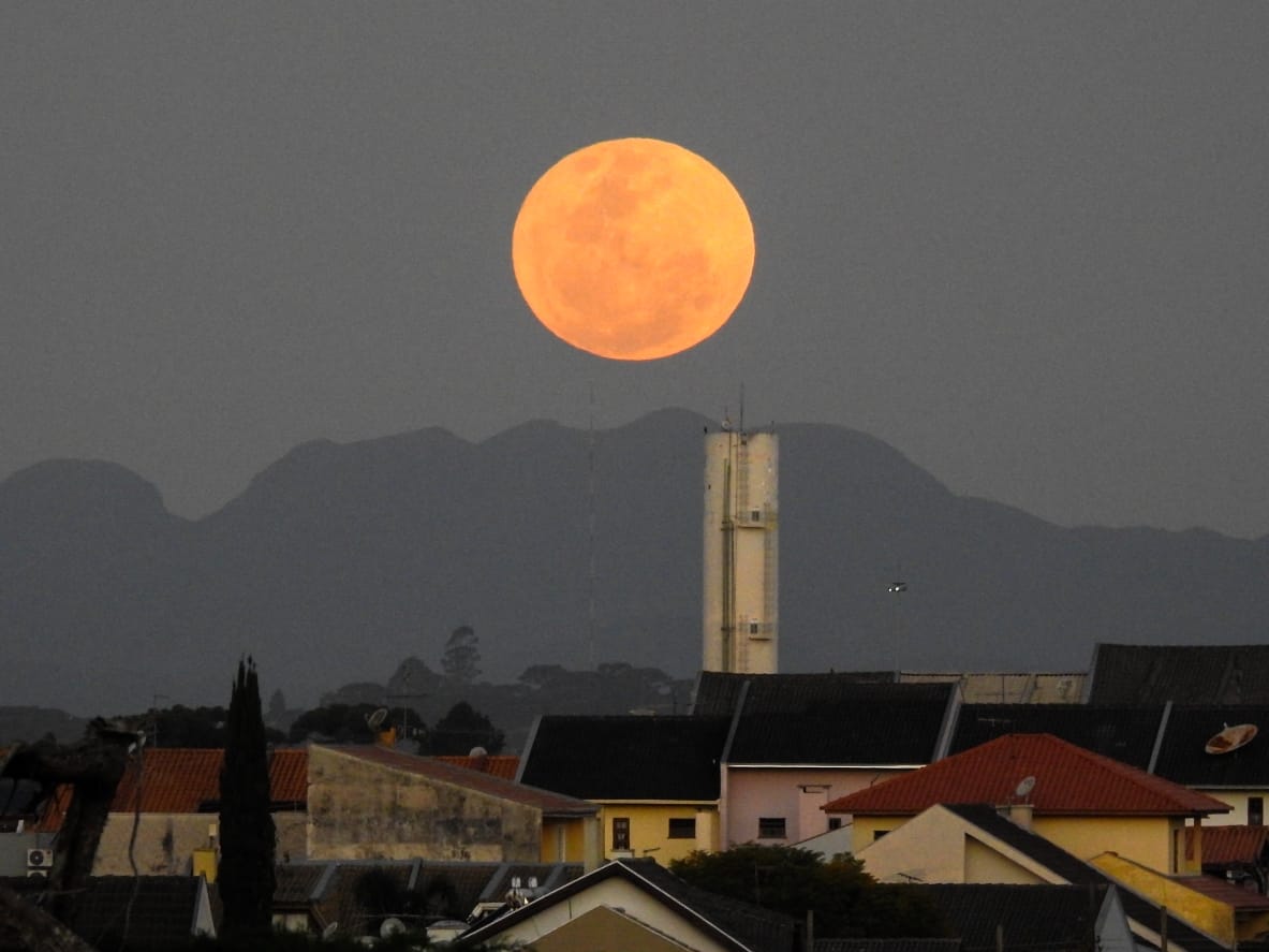 Superlua visível no céu de Curitiba. (Foto: Franklin de Freitas)