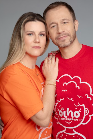 Foto de Daiana Garbin e Tiago Leifert com a camiseta da campanha
