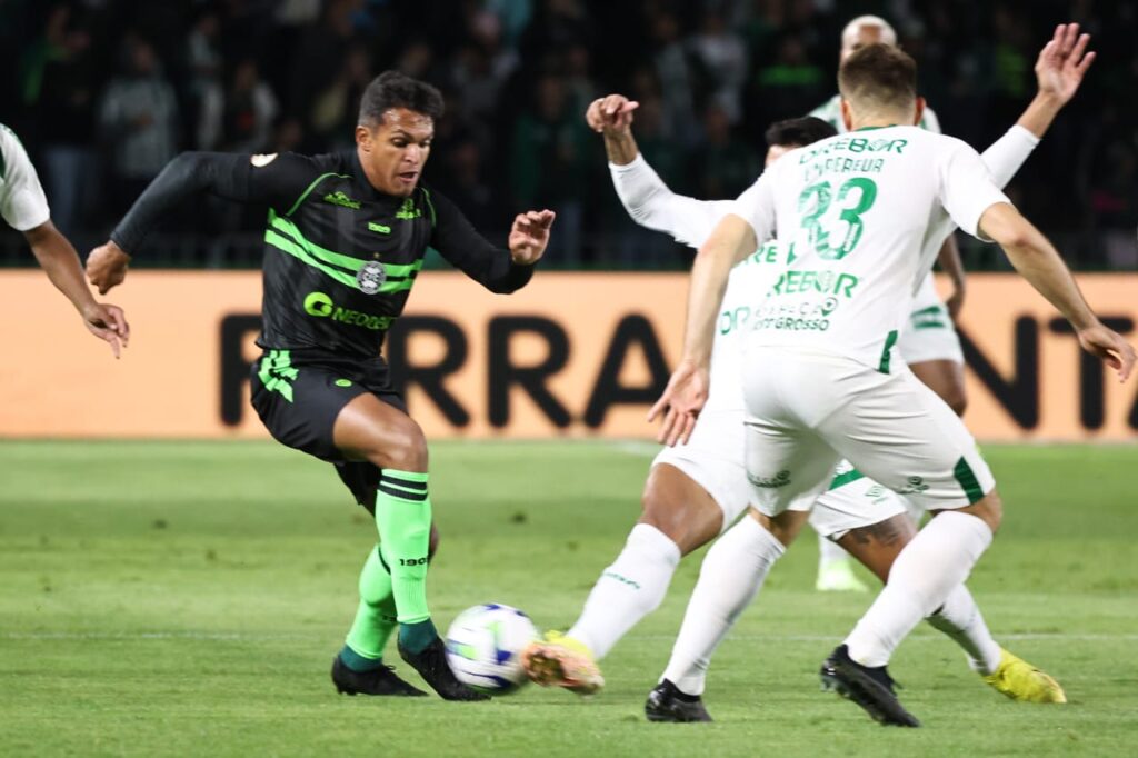 Cachorro invade campo e rouba bola durante jogo de futebol no México