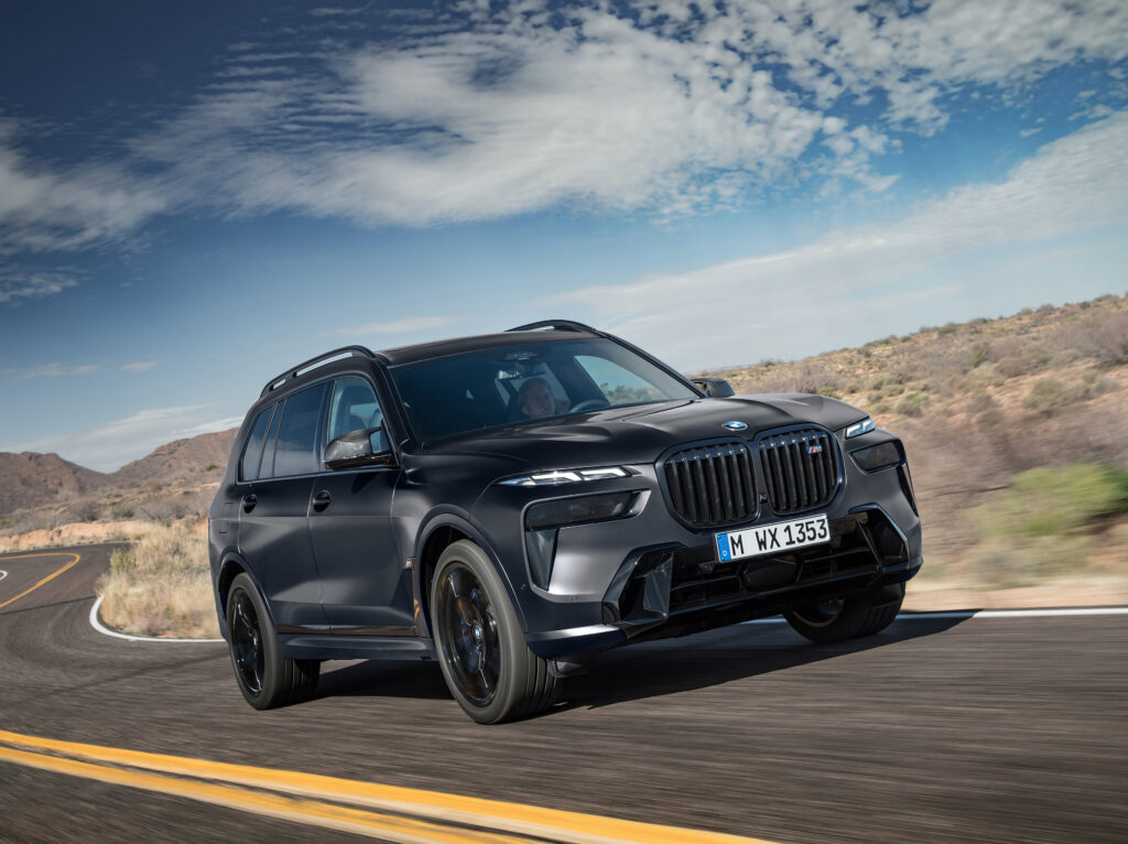 P90529139_highRes_bmw-x7-m60i-10-2023