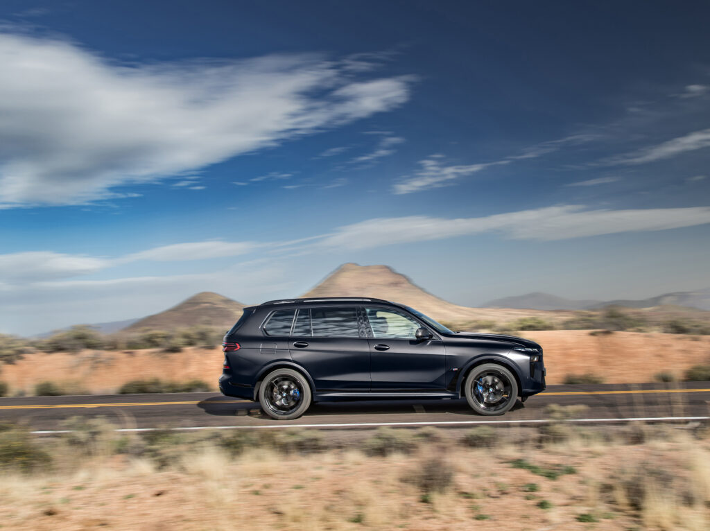 P90529141_highRes_bmw-x7-m60i-10-2023