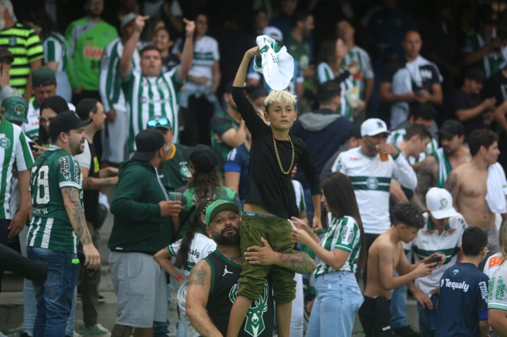 Coritiba domina o Athletico e vence o clássico Athletiba no Couto