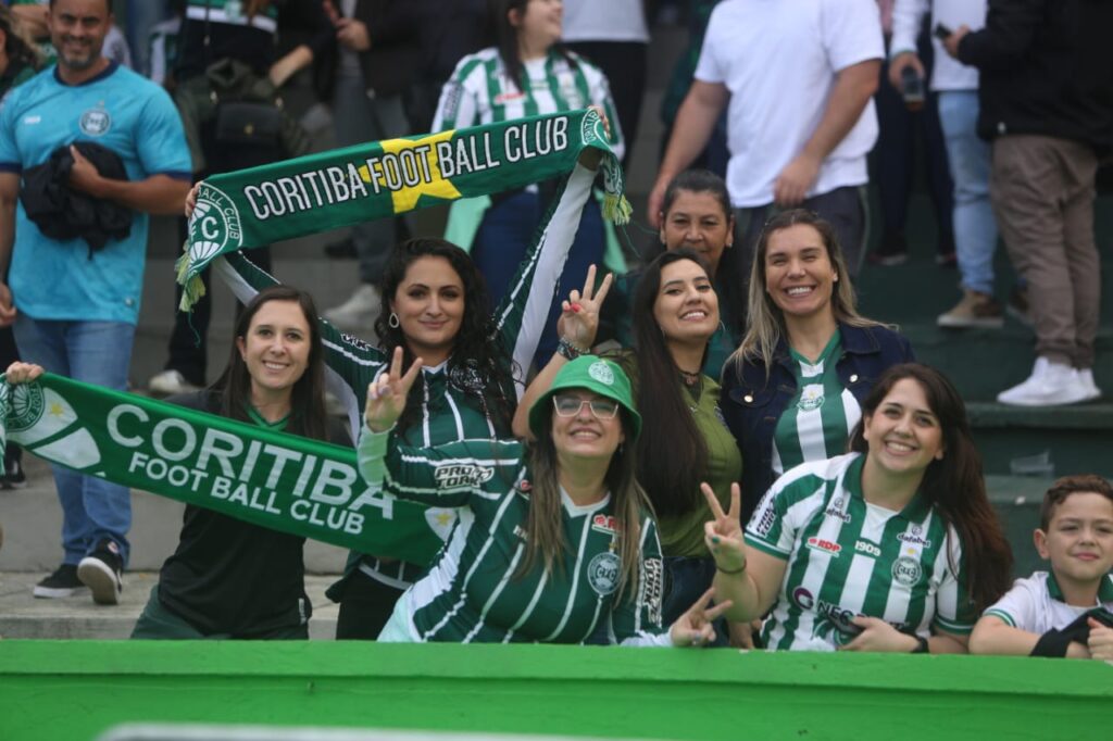 Coritiba domina o Athletico e vence o clássico Athletiba no Couto