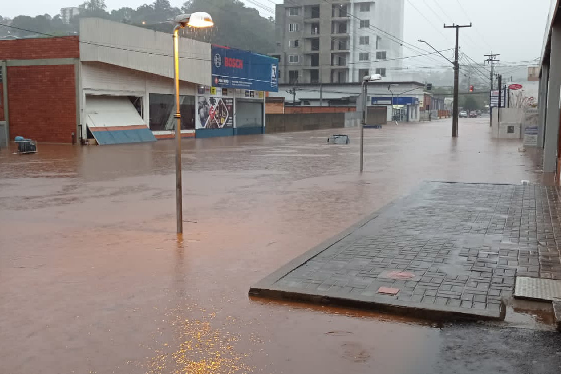 Ruas alagadas pelas chuvas