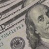 dolar cai menor valor