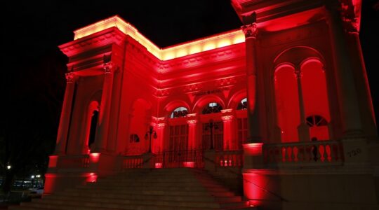 CAMARA MUNICIPAL ILUMINADA DE VERMELHO HEMOFILIA HEMOFILICOS
