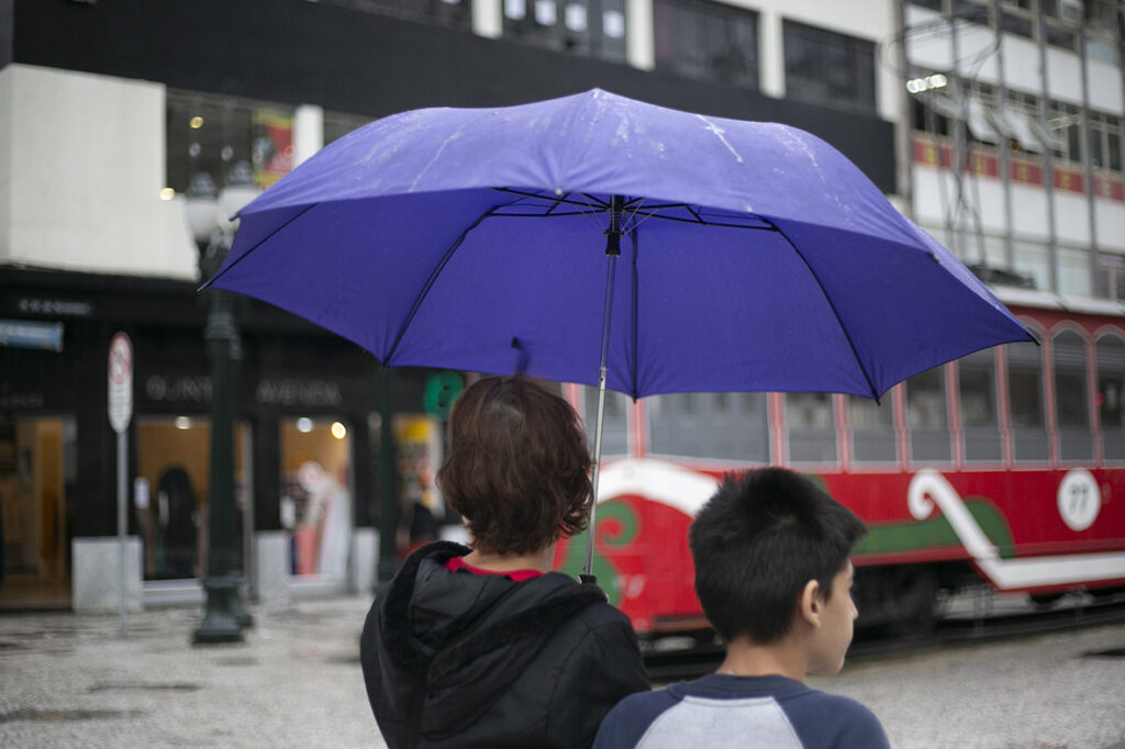 MAU TEMPO EM C URITIBA COM CHUVA E FRIO NESTA SEGUNDA FEIRA