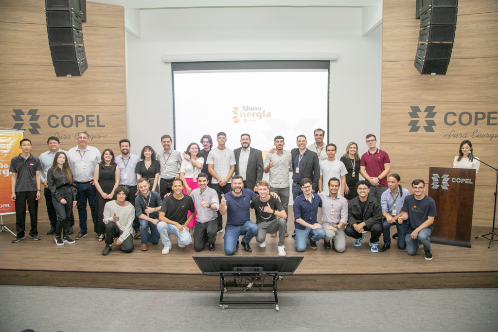 Alunos e mentores se encontram em cerimônia de início do programa.jpg