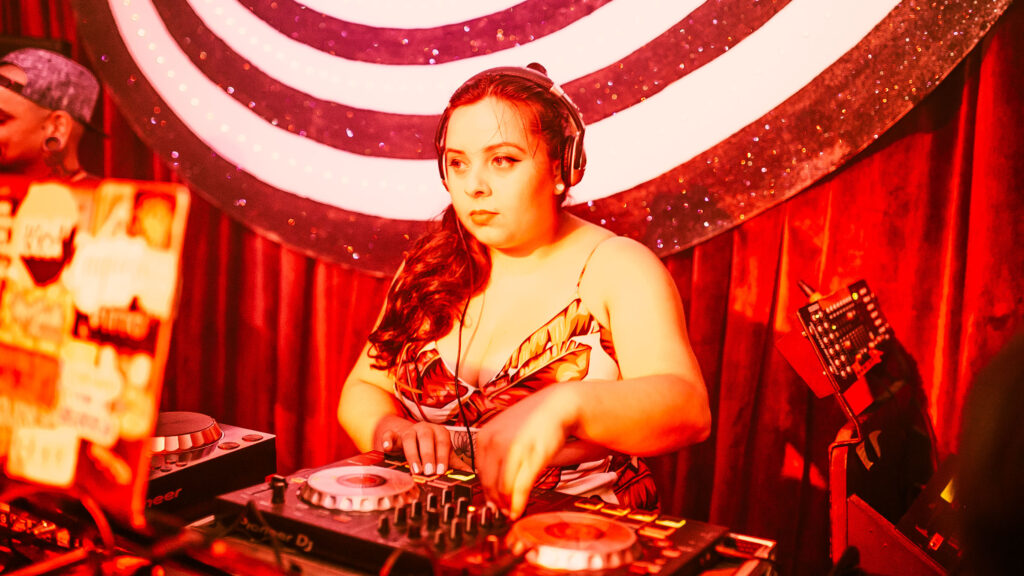 Ana G apresentará em seu set muito reggaeton, moombahton e dancehall (Créd. Rony Hernandes)