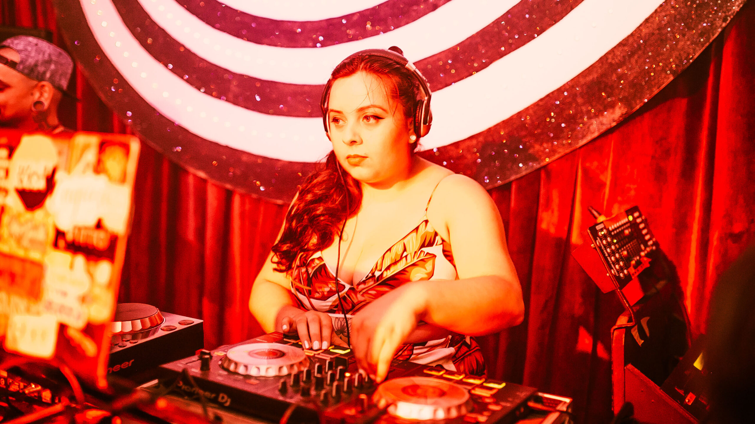 Ana G apresentará em seu set muito reggaeton, moombahton e dancehall (Créd. Rony Hernandes)