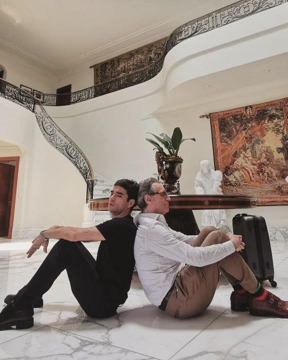 (Caio Blat e Herson Capri nos bastidores de “Beleza Fatal”, novela da HBO Max / Crédito: Michel Gomes Cine)