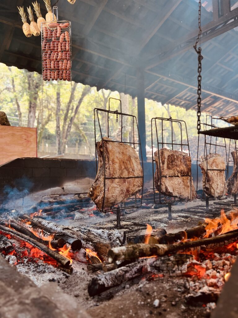 Costela no Fogo de Chão Chacara das Vaquinhas. Foto T. Rodrigues