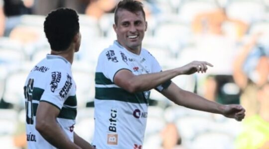 O zagueiro Henrique, do Coritiba