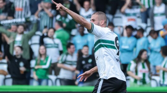 Slimani, do Coritiba, comemora gol no Atletiba, no Couto Pereira