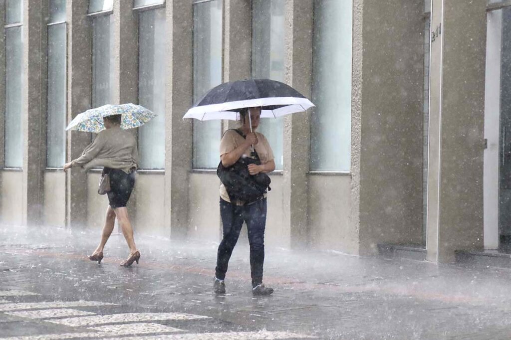 CHUVA FORTE CAUSA ALAMENTO EM CURITIBA