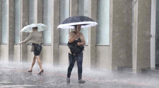 CHUVA FORTE CAUSA ALAMENTO EM CURITIBA
