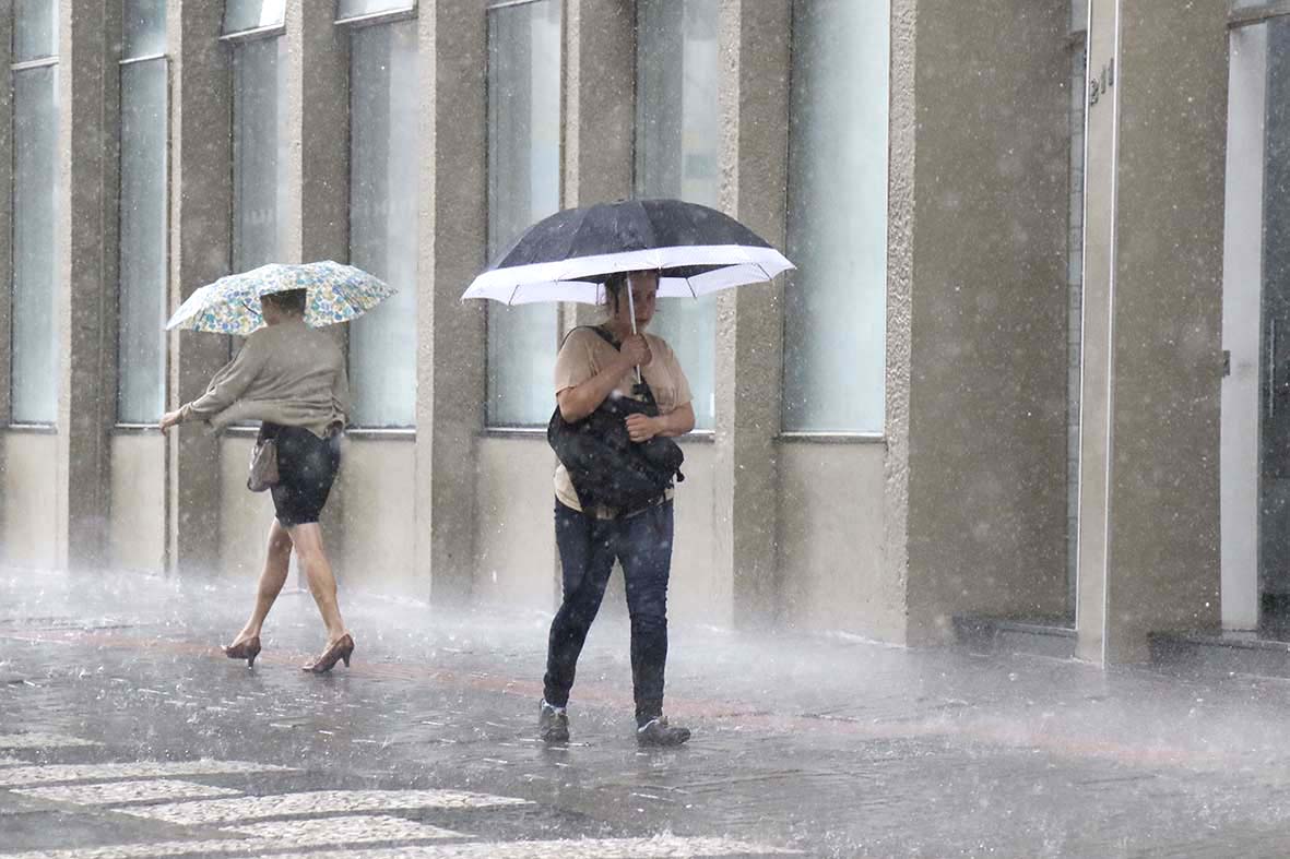 CHUVA FORTE CAUSA ALAMENTO EM CURITIBA