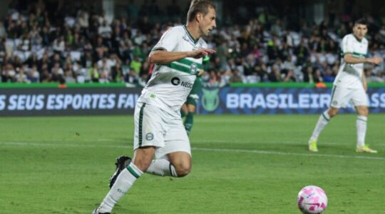 O zagueiro Henrique, do Coritiba