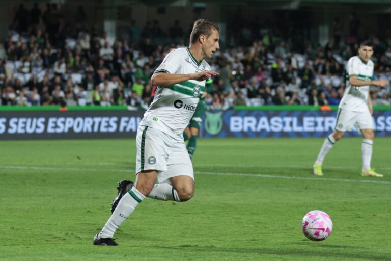 O zagueiro Henrique, do Coritiba