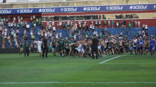 Briga de torcedores em Coritiba x Cruzeiro, na Vila Capanema