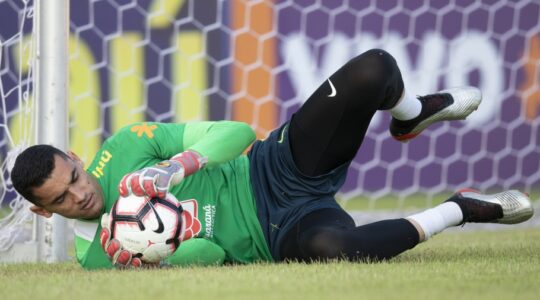 O goleiro Santos em treino da seleção brasileira