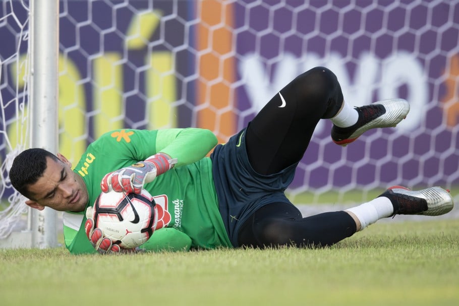 O goleiro Santos em treino da seleção brasileira
