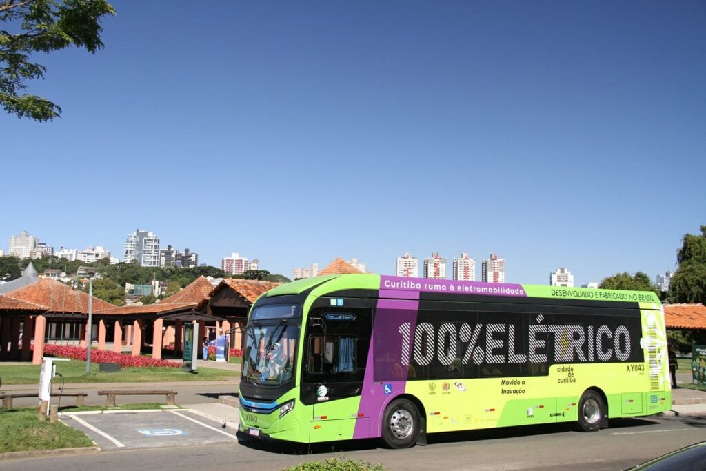 Como funcionam os ônibus elétricos que devem rodar em Curitiba em 2024?
