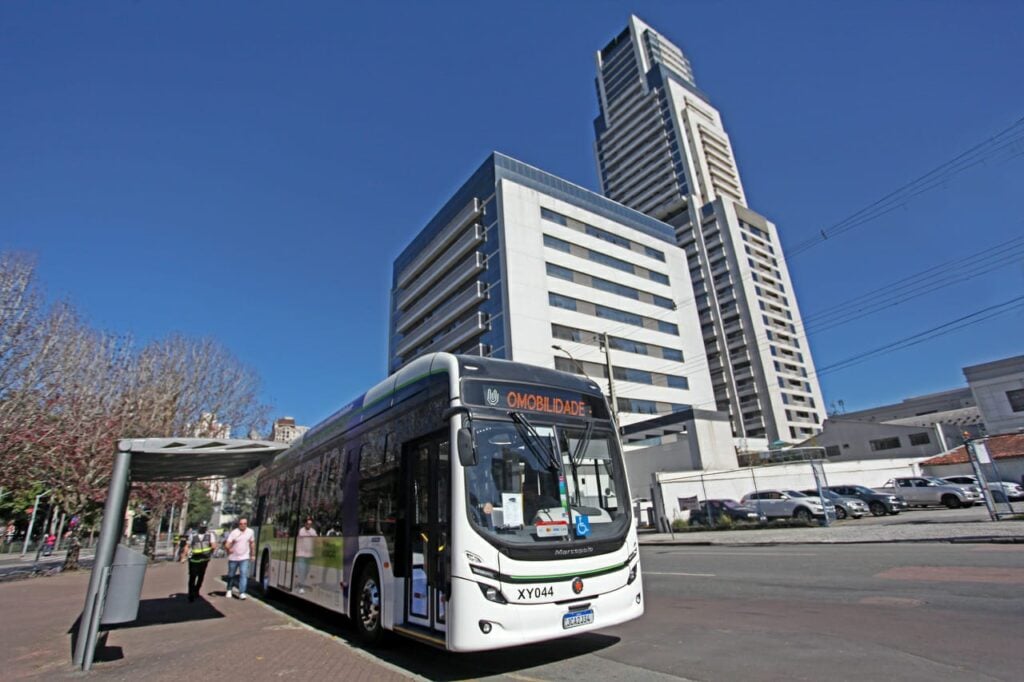 Como funcionam os ônibus elétricos que devem rodar em Curitiba em 2024?