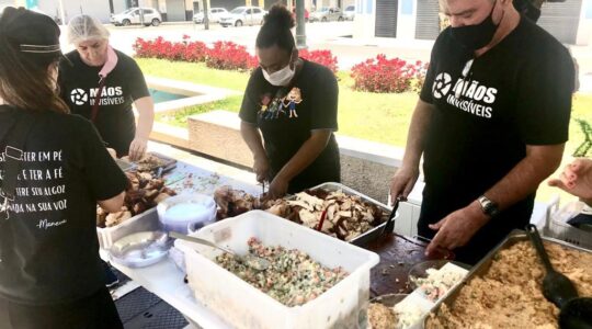 maos invisiveis ceia de natal moradores de rua