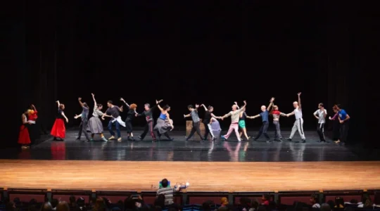 todos_no_palco_em_ensaio_didatico_1-1024×683
