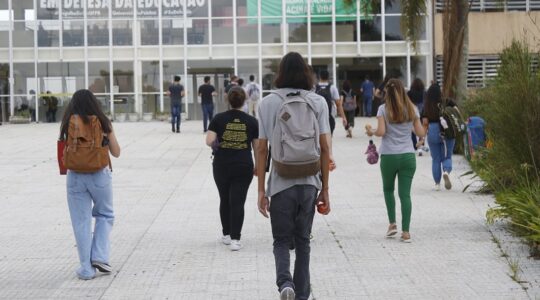 ESTUDANTES VOLTA AS AULAS