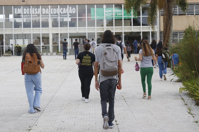 ESTUDANTES VOLTA AS AULAS