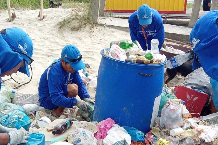 Material recolhido das praias, em limpeza diária
