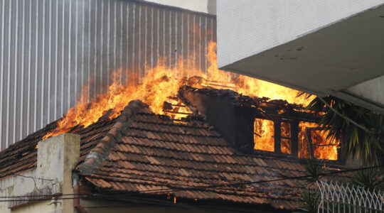 INCENDIO EM CASA ABANDONADA NA RUA TREZE DE  MAIO