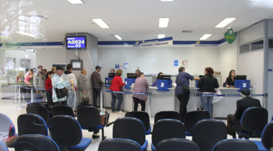 INSS VOLTA A FUNCIONAR COM FILAS DENTRO DAS AGENCIAS