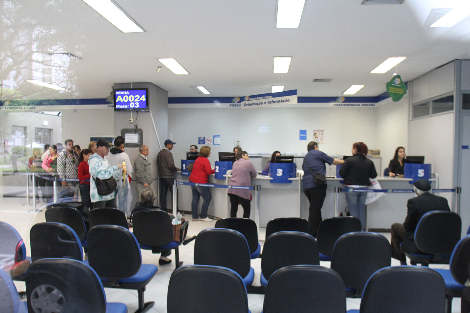 INSS VOLTA A FUNCIONAR COM FILAS DENTRO DAS AGENCIAS