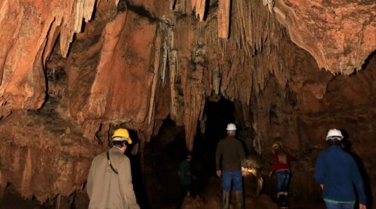 A Gruta dos Jesuítas é a principal atração do Parque Estadual de Campinhos