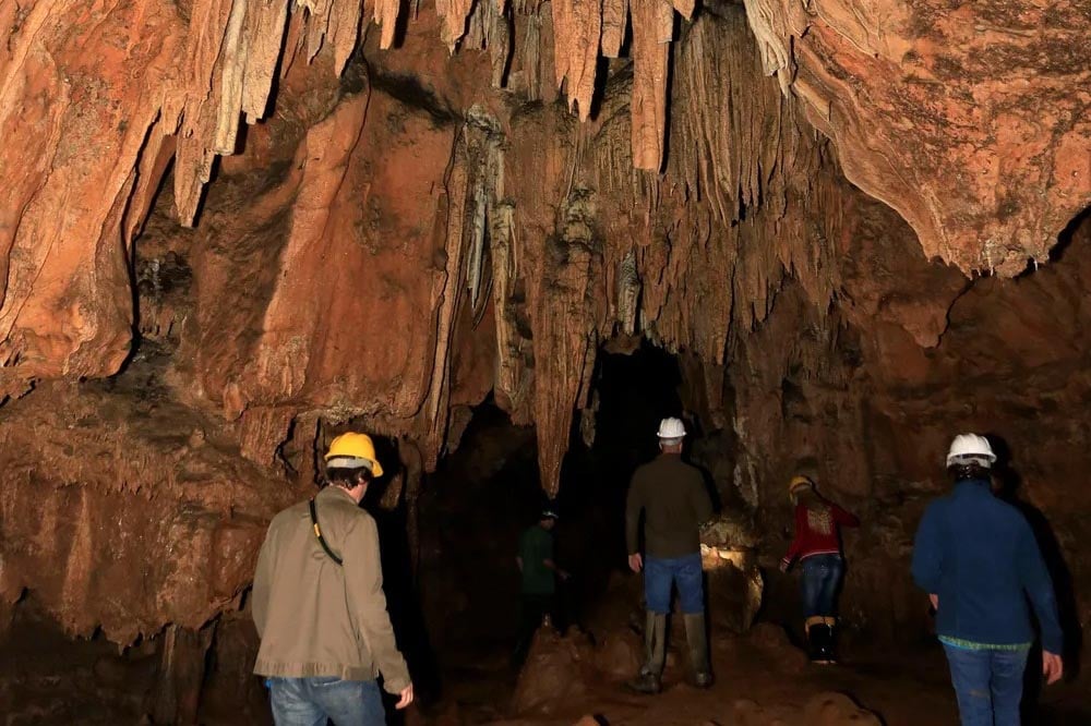 A Gruta dos Jesuítas é a principal atração do Parque Estadual de Campinhos