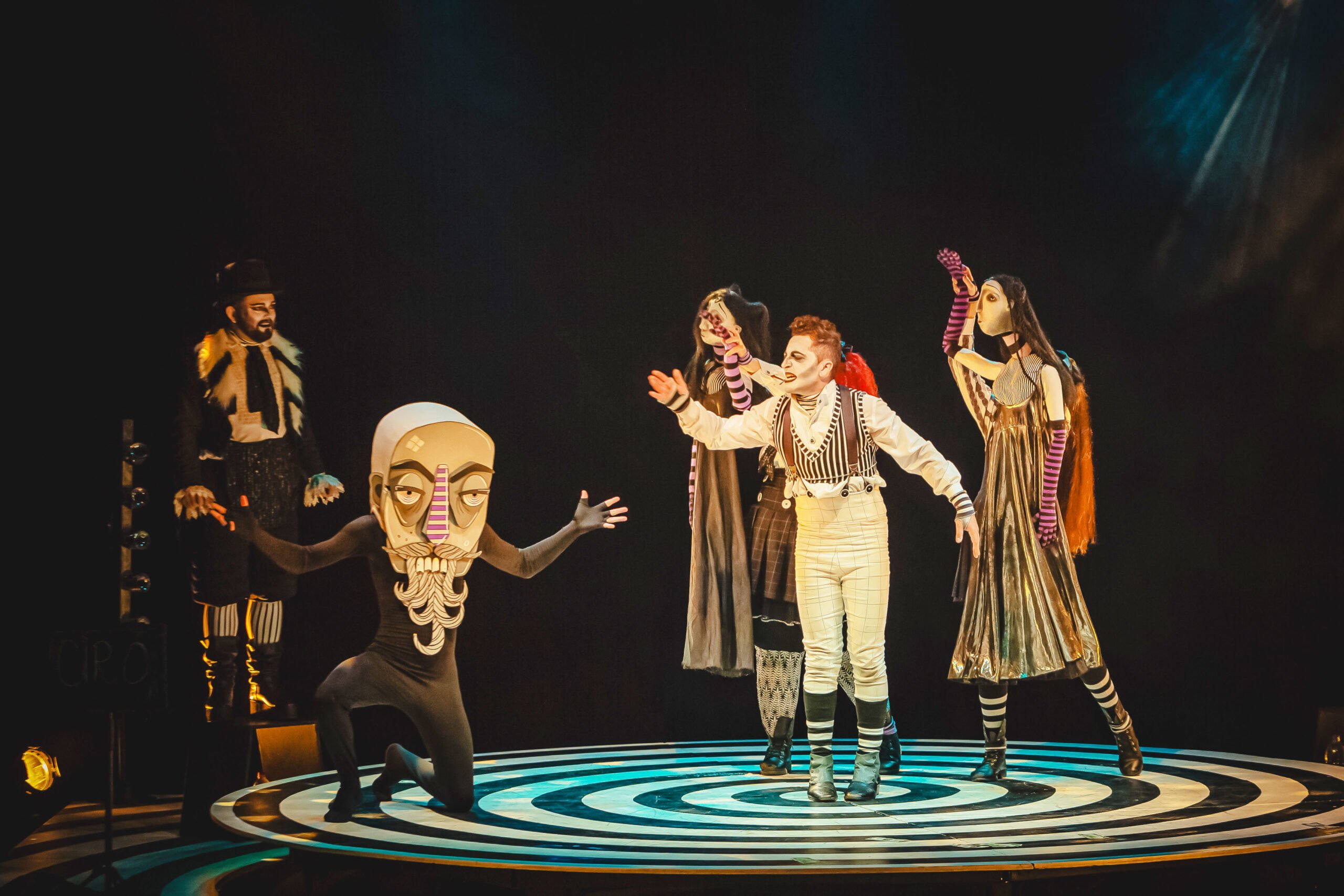 A cenografia da peça é inspirada no universo da patafísica, a ciência das soluções imaginárias, do dramaturgo francês Alfred Jerry (Créd. Rômulo Juracy)