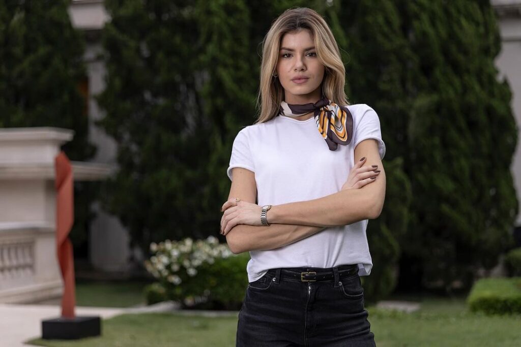 Camila-Queiroz-2