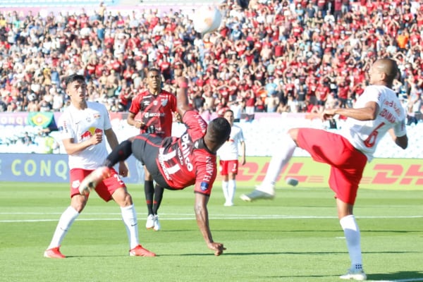 Nikão marca o gol do título da Copa Sul-Americana 2021